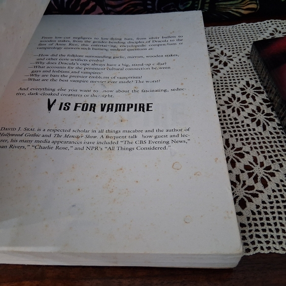 Pair Of Vampire Books Pictures And Lore David J. Skal And Michelle Belanger Used - Picture 10 of 16